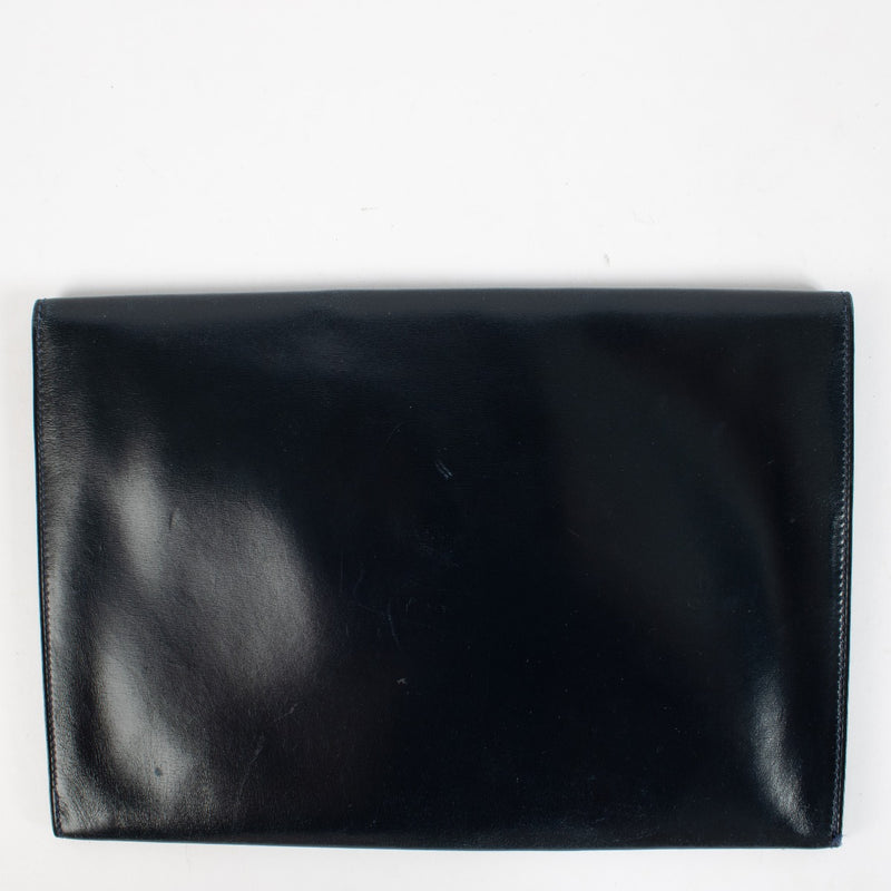 Shop safe online at Labellov in Antwerp, Brussels and Knokke this 100% authentic second hand Hermès Navy Blue Rio Clutch. Veilig online tweedehands authentieke Hermès Navy Blue Rio Clutch kopen bij Labellov in Antwerpen, Brussel en Knokke.