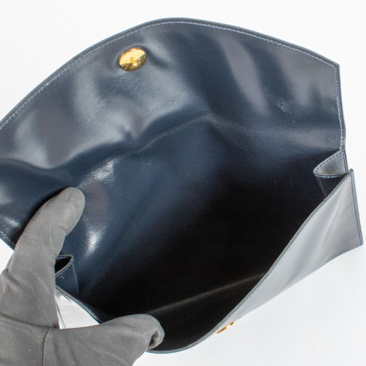 Shop safe online at Labellov in Antwerp, Brussels and Knokke this 100% authentic second hand Hermès Navy Blue Rio Clutch. Veilig online tweedehands authentieke Hermès Navy Blue Rio Clutch kopen bij Labellov in Antwerpen, Brussel en Knokke.
