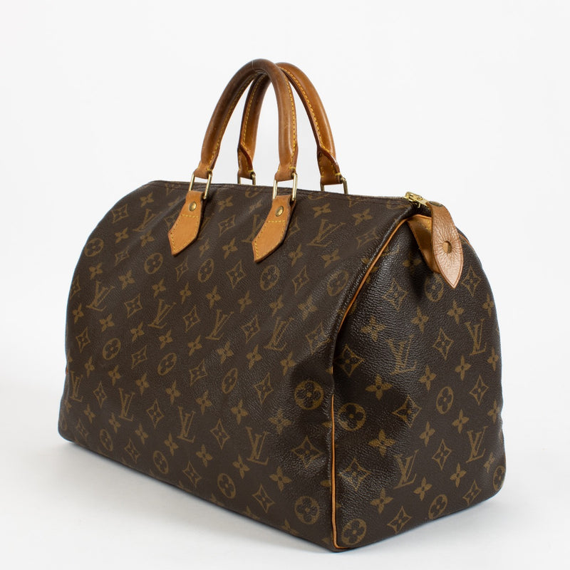 Shop safe online at Labellov in Antwerp, Brussels and Knokke this 100% authentic second hand Louis Vuitton Monogram Canvas Speedy 35