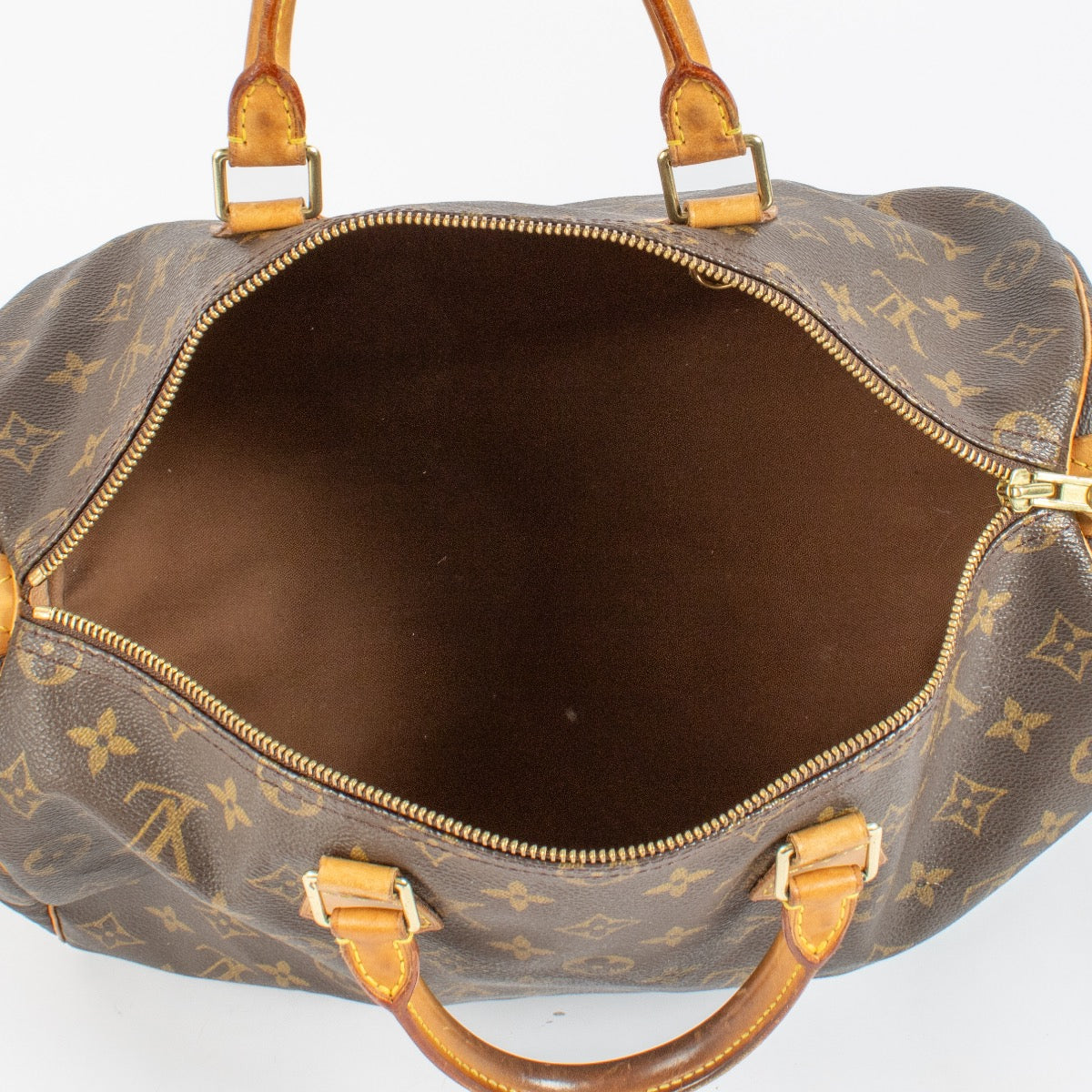 Shop safe online at Labellov in Antwerp, Brussels and Knokke this 100% authentic second hand Louis Vuitton Monogram Canvas Speedy 35