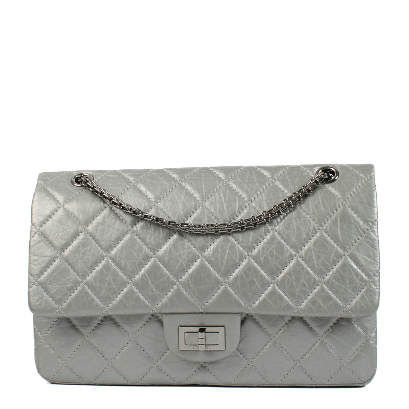 Chanel Matte Metallic Silver Maxi 2.55 Bag aan de beste prijs bij Labellov tweedehands luxe in Antwerpen en Knokke. Koop en verkoop aan de beste prijs.