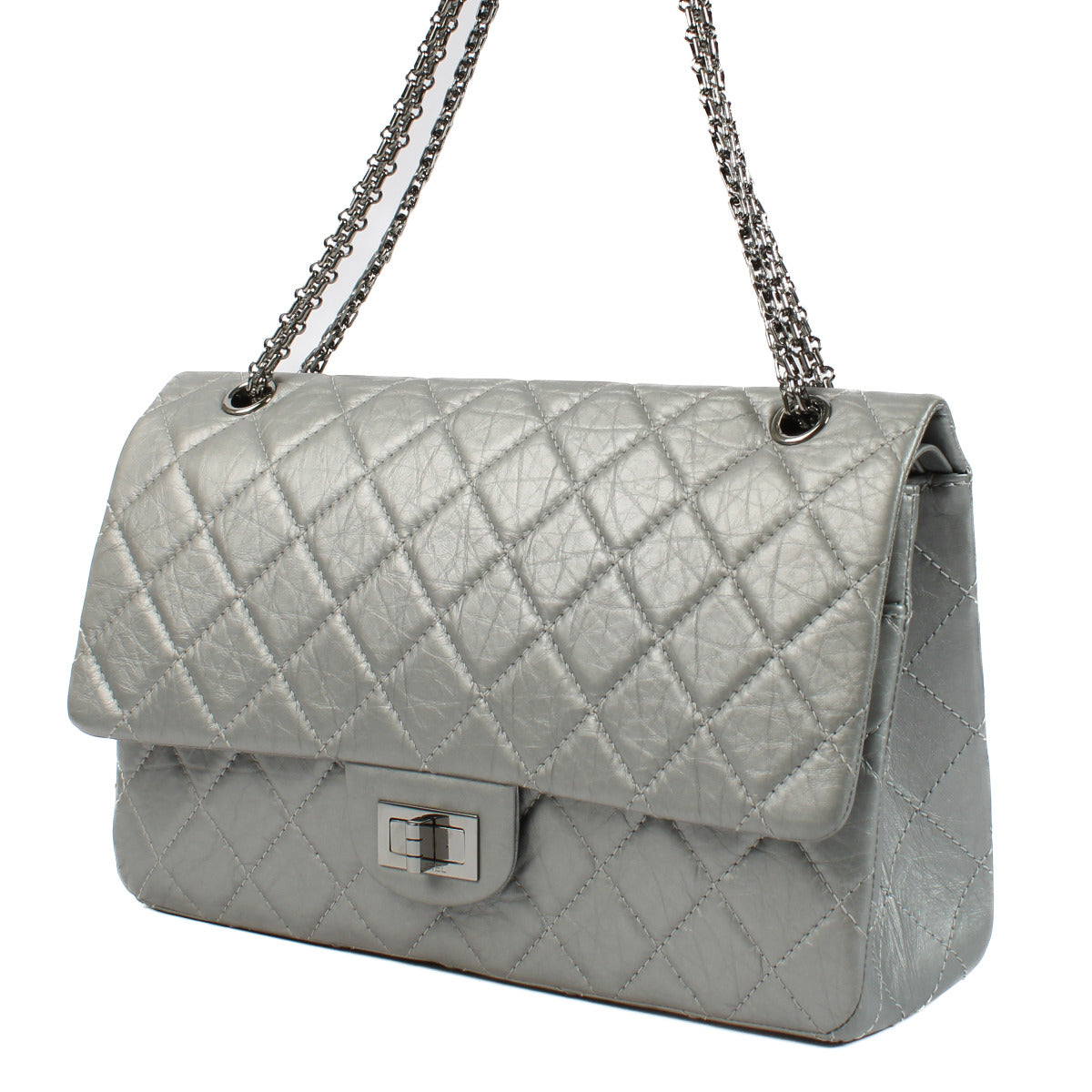 Chanel Matte Metallic Silver Maxi 2.55 Reissue 227 Bag aan de beste prijs bij Labellov tweedehands luxe in Antwerpen. Koop en verkoop steeds aan de beste prijs.