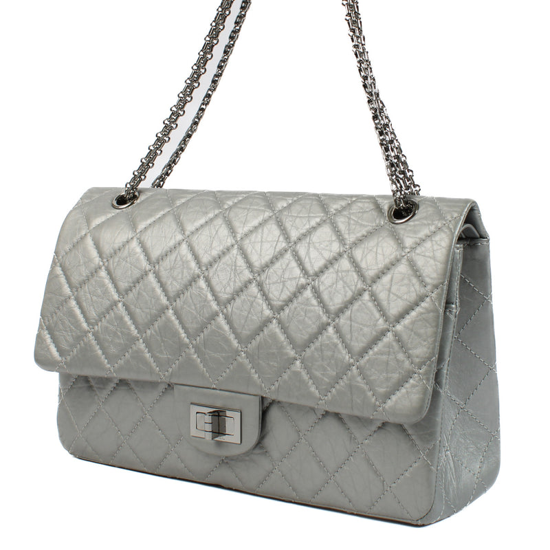 Chanel Matte Metallic Silver Maxi 2.55 Reissue 227 Bag aan de beste prijs bij Labellov tweedehands luxe in Antwerpen. Koop en verkoop steeds aan de beste prijs.