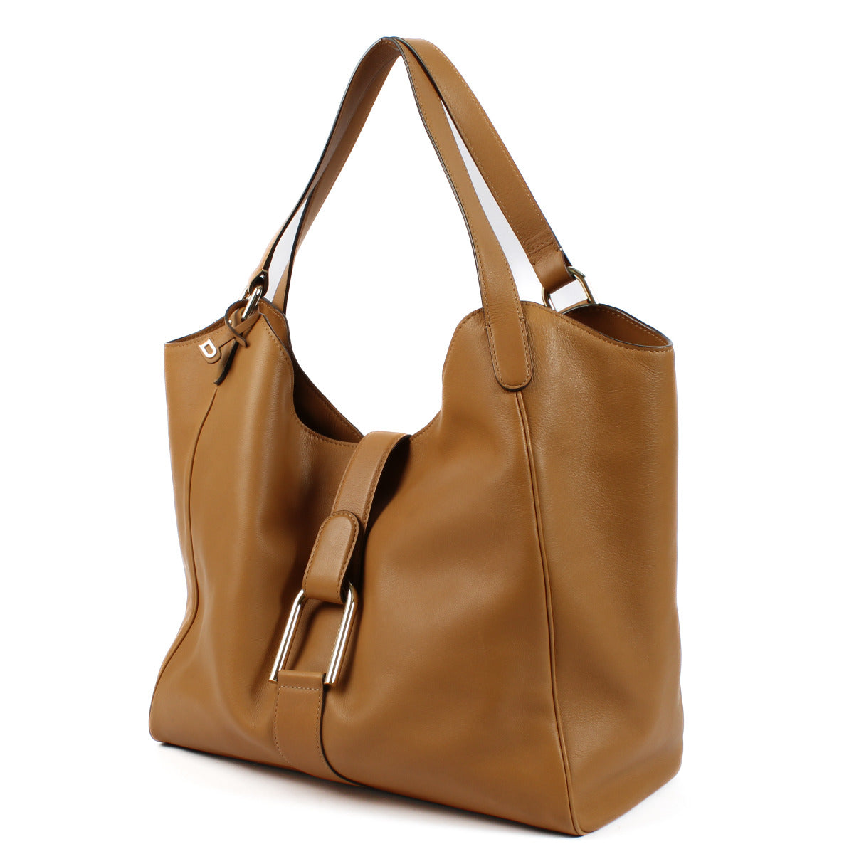 The Delvaux Vegetal Polo Givry Besace Bag is a stunning blend of timeless Belgian craftsmanship and understated luxury. Designed for those who value both elegance and functionality, this bag is a true masterpiece of modern design.