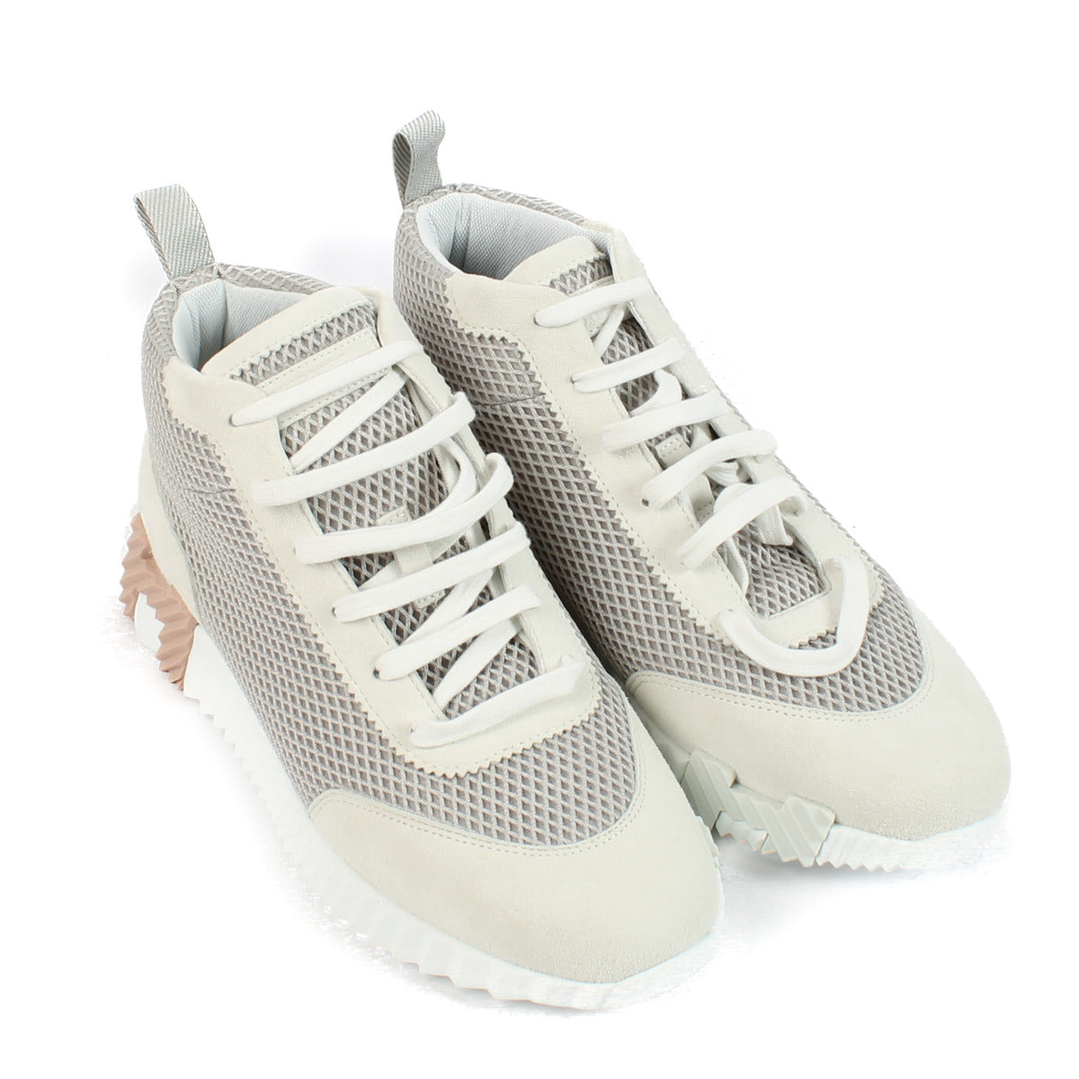 The Hermès Cream Bouncing Sneakers are more than just footwear—they're a statement of elegance and contemporary design. Enhance your wardrobe with this timeless piece, where exceptional comfort meets iconic style.
