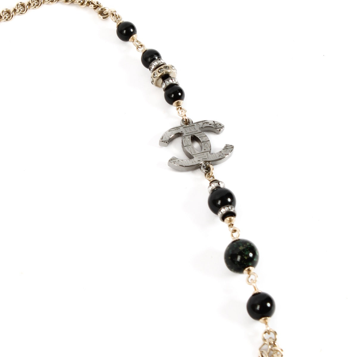 Shop safe online at Labellov in Antwerp, Brussels and Knokke this 100% authentic second hand Chanel Black Pearl 19A Necklace. Veilig online tweedehands authentieke Chanel Black Pearl 19A ketting kopen bij Labellov.