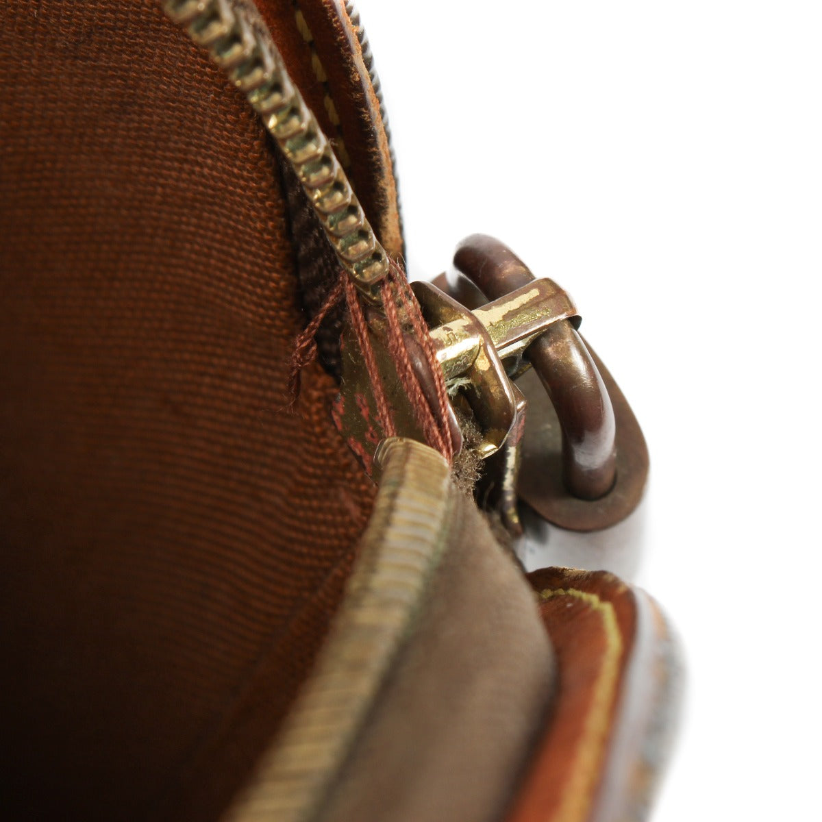 Purchase an authentic preloved vintage Louis Vuitton Monogram Ellipse PM Top Handle securely online at Labellov.com or visit us in Brussels, Knokke, and Antwerp.