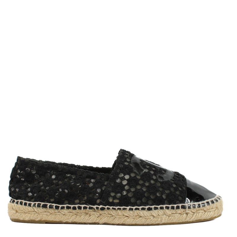 Shop safe online at Labellov in Antwerp, Brussels and Knokke these 100% authentic second hand Chanel Black Lace Espadrilles - size 41. Veilig online tweedehands authentieke Chanel Black Lace Espadrilles - size 41 kopen bij Labelllov.