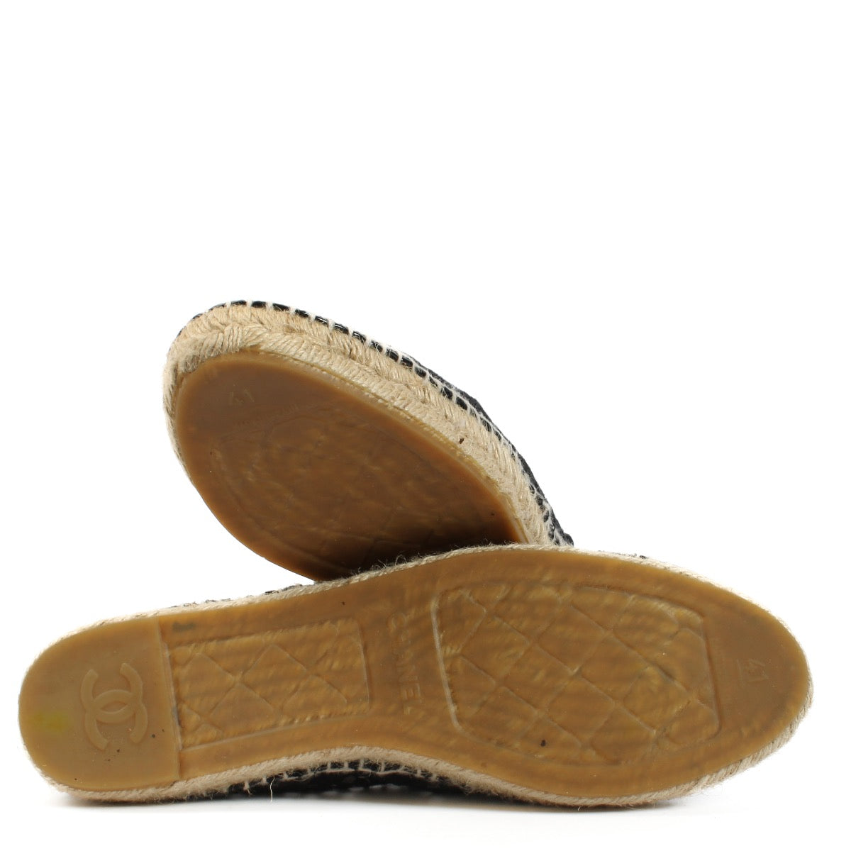 Shop safe online at Labellov in Antwerp, Brussels and Knokke these 100% authentic second hand Chanel Black Lace Espadrilles - size 41. Veilig online tweedehands authentieke Chanel Black Lace Espadrilles - size 41 kopen bij Labelllov.