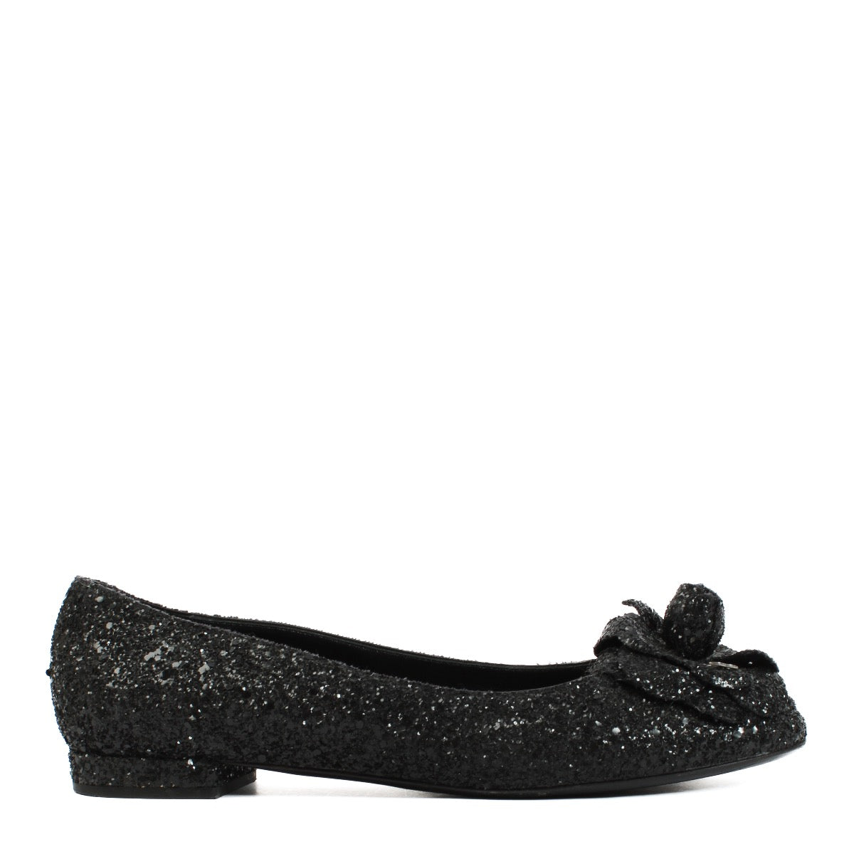 Shop safe online at Labellov in Antwerp, Brussels and Knokke these 100% authentic second hand Chanel Glitter Camellia Ballerinas - size 39. Veilig online tweedehands authentieke Chanel Glitter Camellia Ballerinas kopen bij Labellov.