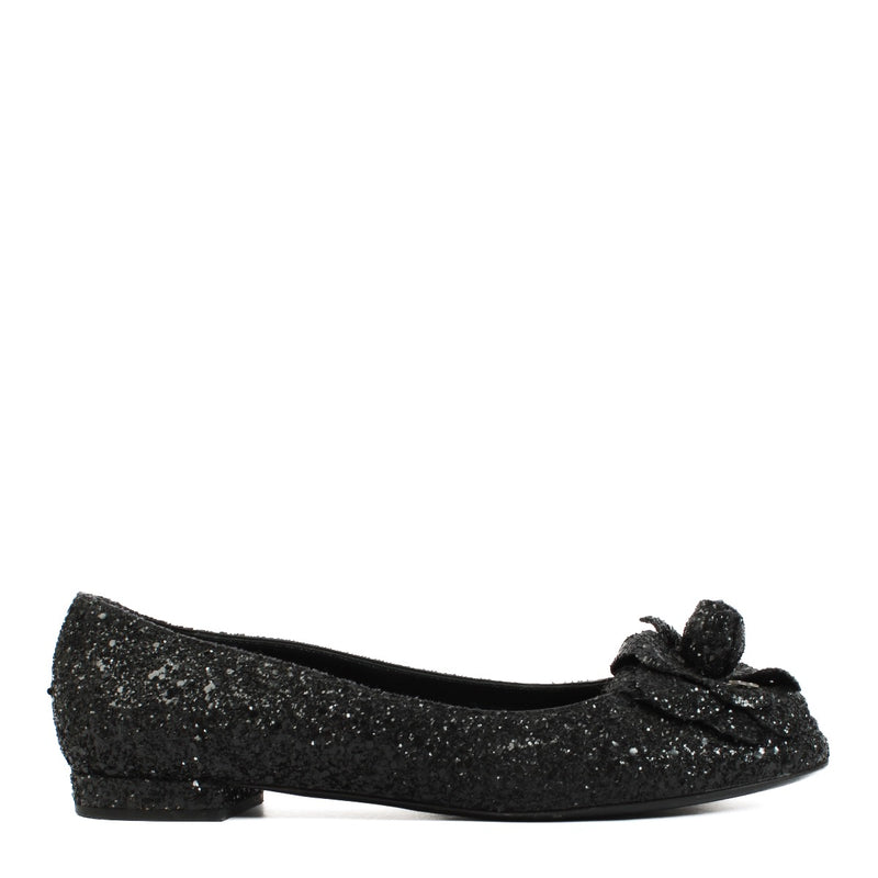 Shop safe online at Labellov in Antwerp, Brussels and Knokke these 100% authentic second hand Chanel Glitter Camellia Ballerinas - size 39. Veilig online tweedehands authentieke Chanel Glitter Camellia Ballerinas kopen bij Labellov.