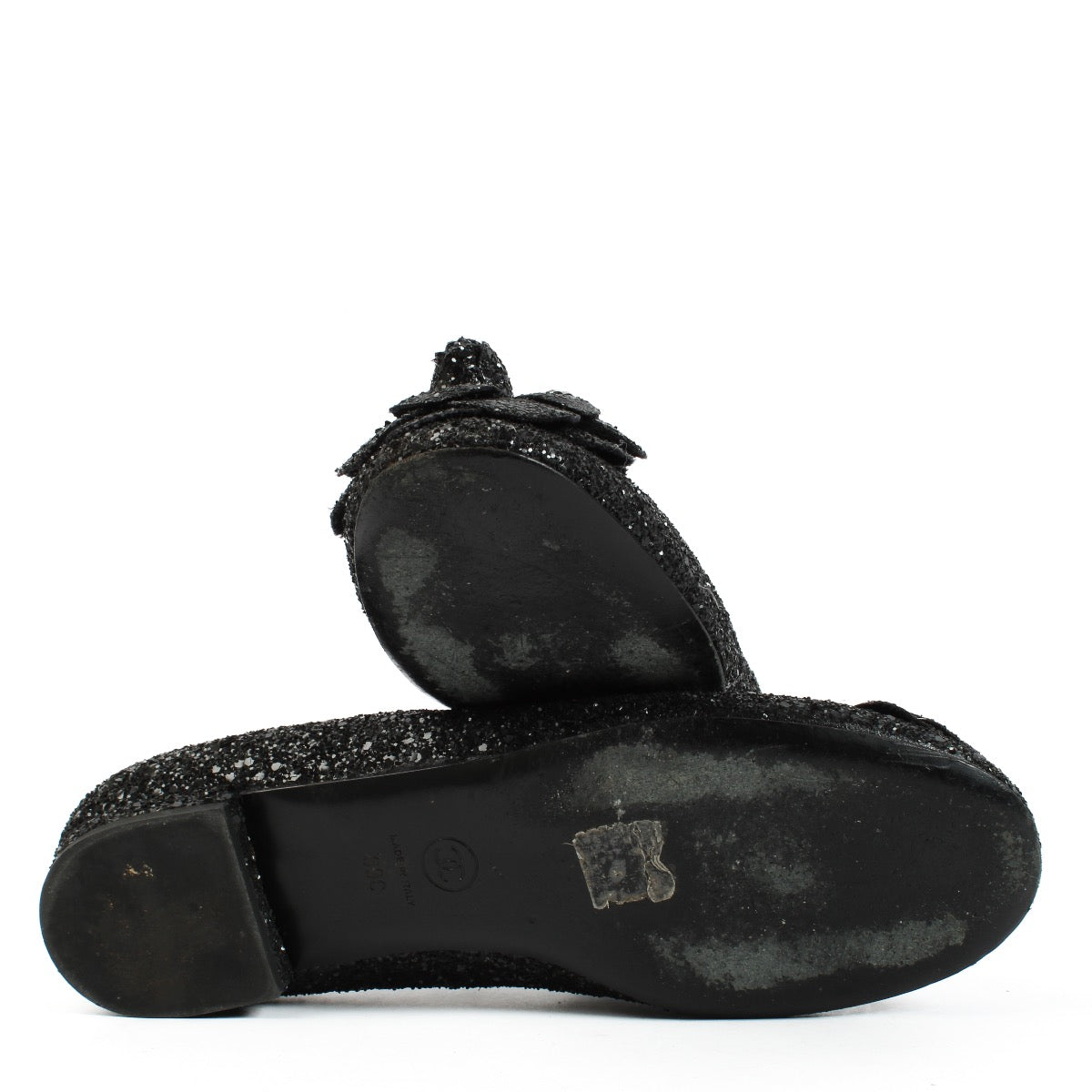 Shop safe online at Labellov in Antwerp, Brussels and Knokke these 100% authentic second hand Chanel Glitter Camellia Ballerinas - size 39. Veilig online tweedehands authentieke Chanel Glitter Camellia Ballerinas kopen bij Labellov.
