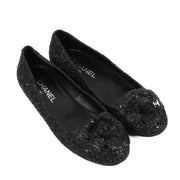 Shop safe online at Labellov in Antwerp, Brussels and Knokke these 100% authentic second hand Chanel Glitter Camellia Ballerinas - size 39. Veilig online tweedehands authentieke Chanel Glitter Camellia Ballerinas kopen bij Labellov.