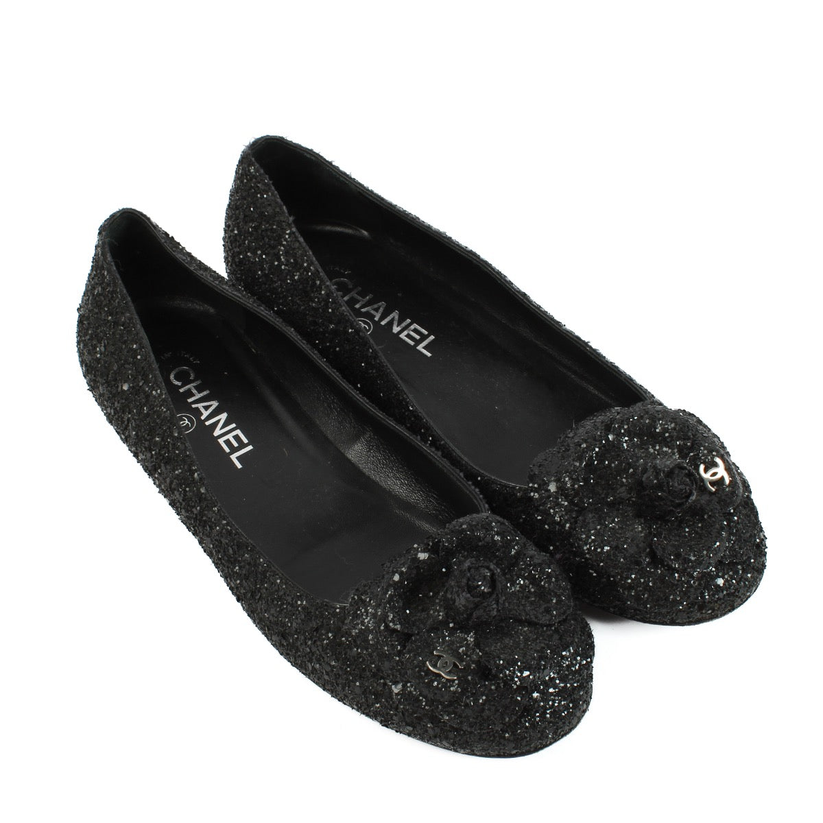 Shop safe online at Labellov in Antwerp, Brussels and Knokke these 100% authentic second hand Chanel Glitter Camellia Ballerinas - size 39. Veilig online tweedehands authentieke Chanel Glitter Camellia Ballerinas kopen bij Labellov.