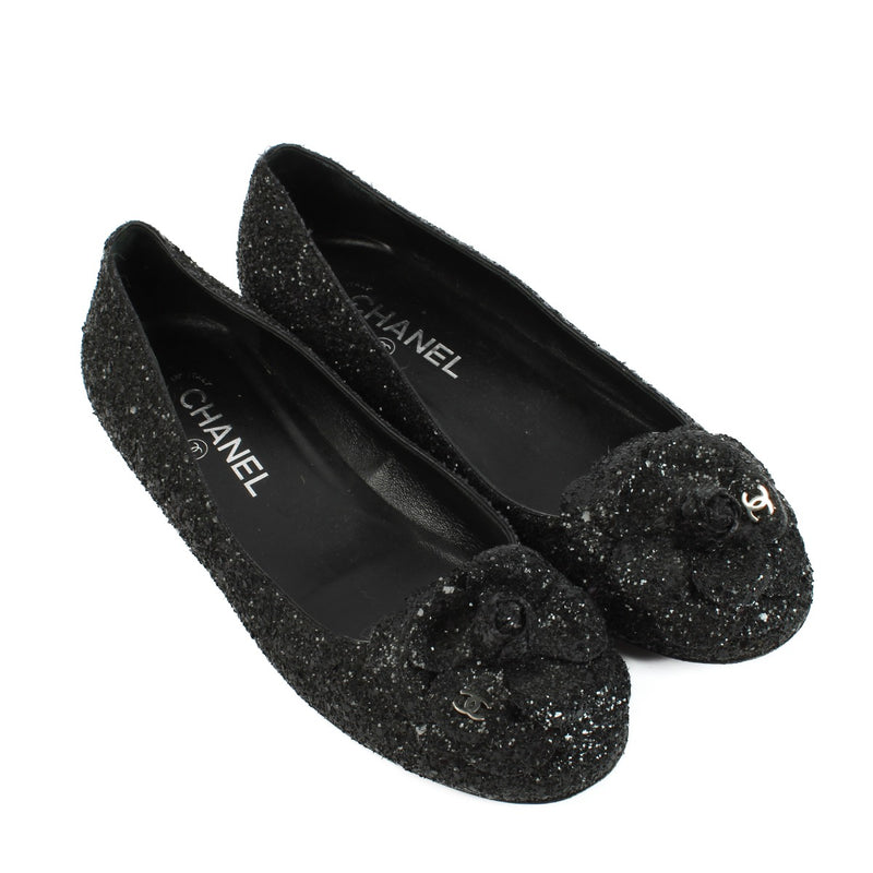 Shop safe online at Labellov in Antwerp, Brussels and Knokke these 100% authentic second hand Chanel Glitter Camellia Ballerinas - size 39. Veilig online tweedehands authentieke Chanel Glitter Camellia Ballerinas kopen bij Labellov.