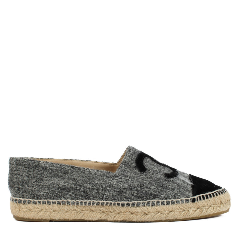Shop safe online at Labellov in Antwerp, Brussels and Knokke these 100% authentic second hand Chanel Grey CC Espadrilles - size 41. Veilig online tweedehands authentieke Chanel Grey CC Espadrilles - size 41 kopen bij Labellov.