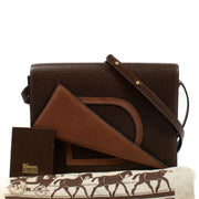 Delvaux brown bag with an adjustable strap, perfect for everyday elegance. Comes with a dust bag. Shop at Labellov.