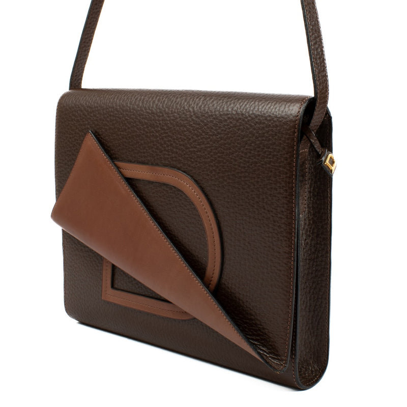 Delvaux brown bag with an adjustable strap, perfect for everyday elegance. Comes with a dust bag. Shop at Labellov.