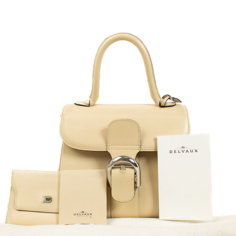 Shop safe online at Labellov in Antwerp, Brussels and Knokke this 100% authentic second hand Delvaux Ivoire Jumping PM Brillant. Veilig online tweedehands authentieke Delvaux Ivoire Jumping PM Brillant handtas kopen bij Labellov.