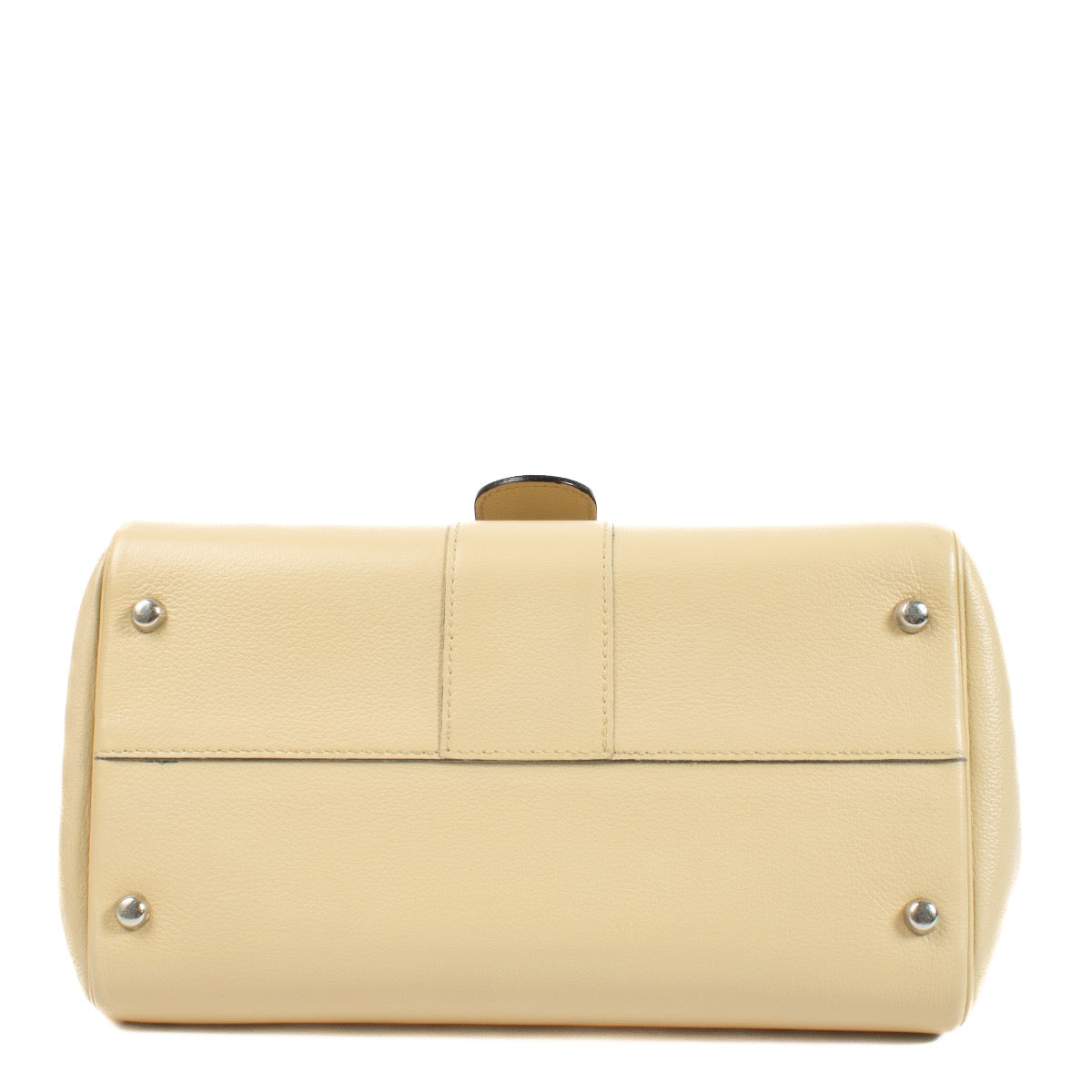 Shop safe online at Labellov in Antwerp, Brussels and Knokke this 100% authentic second hand Delvaux Ivoire Jumping PM Brillant. Veilig online tweedehands authentieke Delvaux Ivoire Jumping PM Brillant handtas kopen bij Labellov.