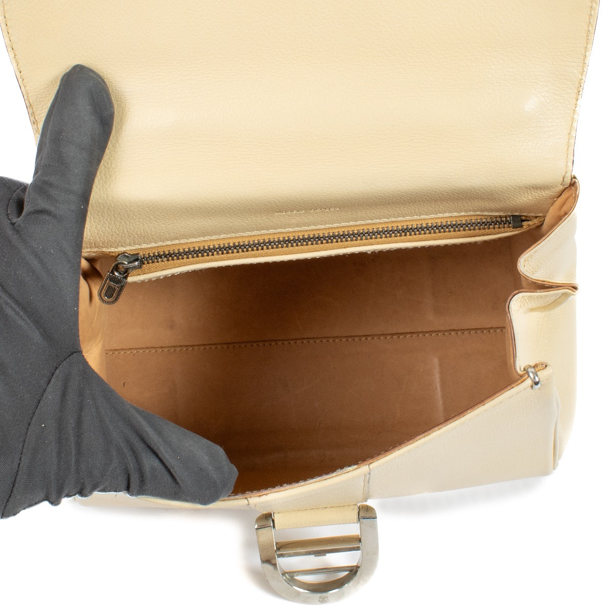 Shop safe online at Labellov in Antwerp, Brussels and Knokke this 100% authentic second hand Delvaux Ivoire Jumping PM Brillant. Veilig online tweedehands authentieke Delvaux Ivoire Jumping PM Brillant handtas kopen bij Labellov.