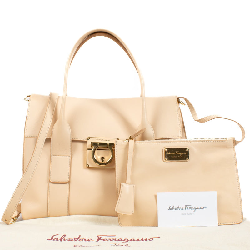Shop safe online at Labellov in Antwerp, Brussels and Knokke this 100% authentic second hand Salvatore Ferragamo Pink Leather Top Handle. veilig online tweedehands authentiek Salvatore Ferragamo Pink Leather handtas kopen bij Labellov.