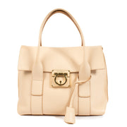 Shop safe online at Labellov in Antwerp, Brussels and Knokke this 100% authentic second hand Salvatore Ferragamo Pink Leather Top Handle. veilig online tweedehands authentiek Salvatore Ferragamo Pink Leather handtas kopen bij Labellov.