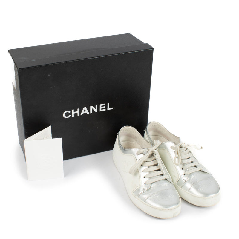 Chanel 17P Baskets à lacets CC en caoutchouc blanc/cuir argenté - Taille 37.5