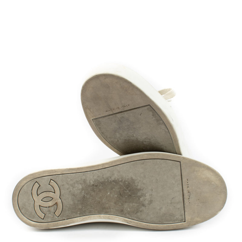 Chanel 17P Witte Rubber/Zilveren Leren CC Vetersneakers - Maat 37,5
