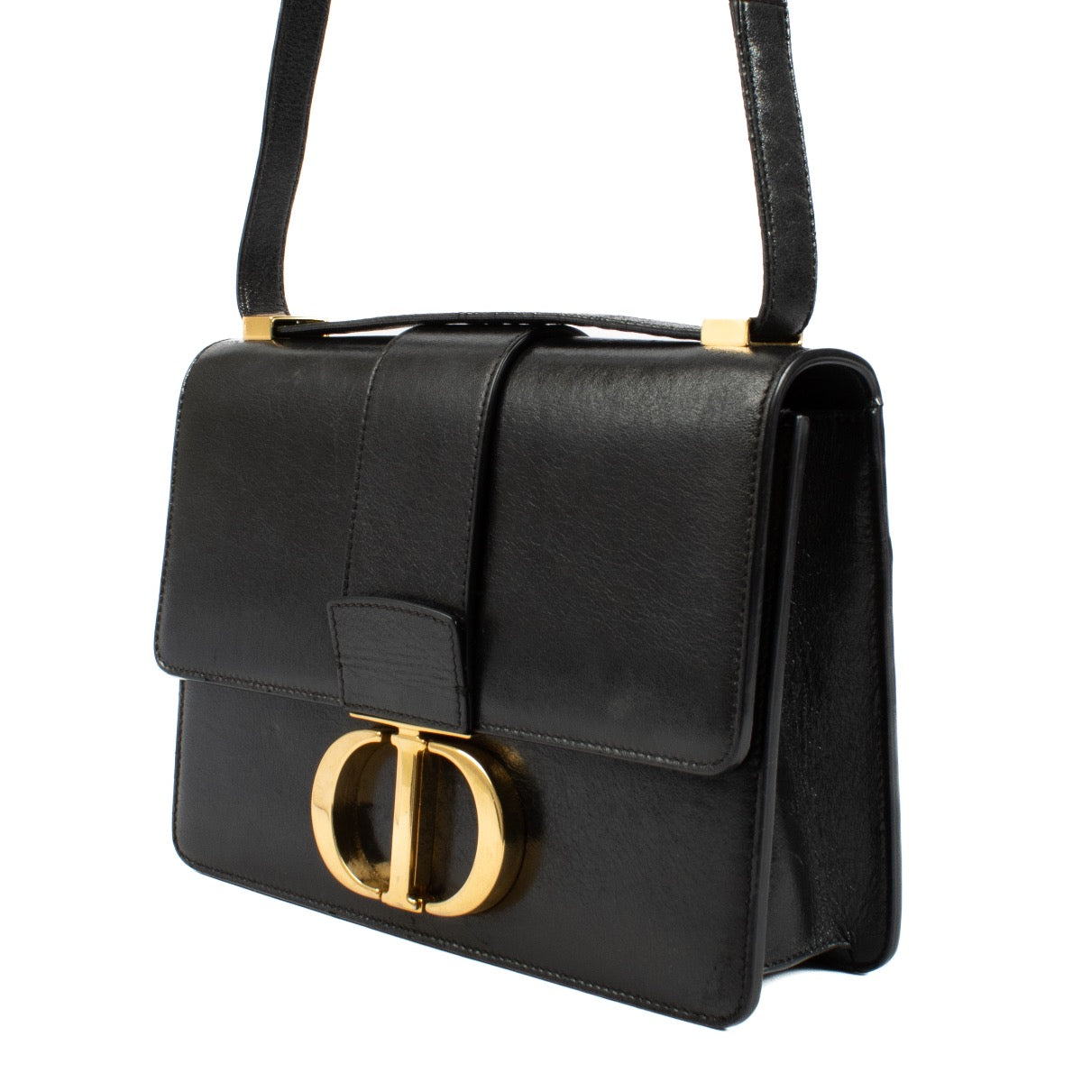 Shop safe online at Labellov in Antwerp, Brussels and Knokke this 100% authentic second hand Christian Dior Black Lambskin Montaigne 30. Veilig online tweedehands authentieke Christian Dior Black Lambskin Montaigne 30 handtas kopen bij Labellov.