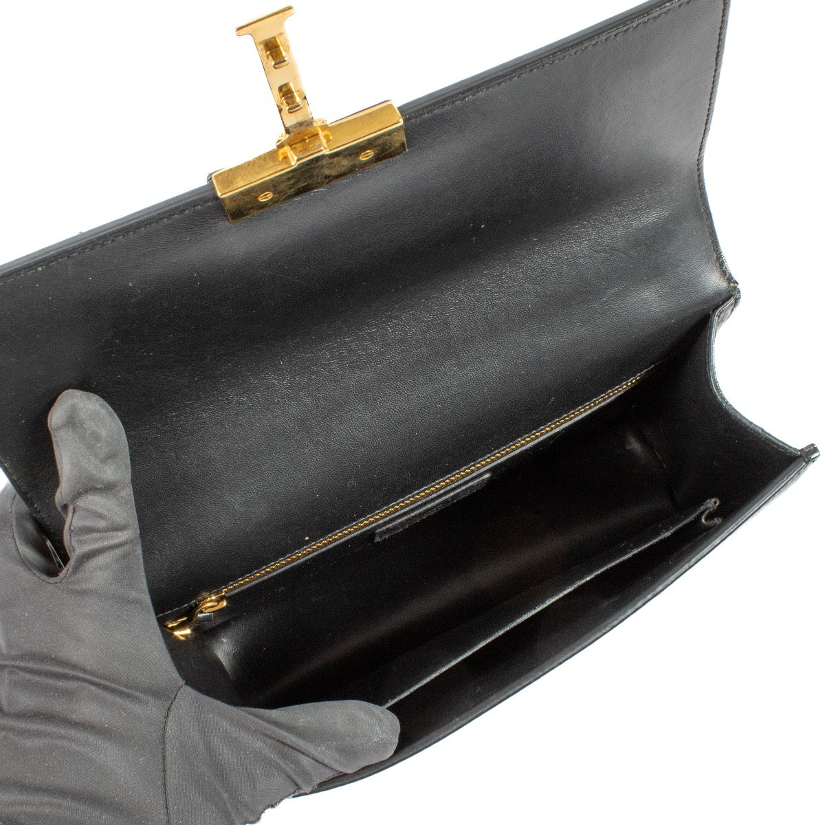 Shop safe online at Labellov in Antwerp, Brussels and Knokke this 100% authentic second hand Christian Dior Black Lambskin Montaigne 30. Veilig online tweedehands authentieke Christian Dior Black Lambskin Montaigne 30 handtas kopen bij Labellov.