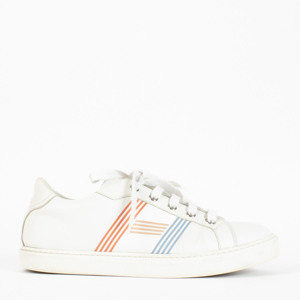 Explore these pre-loved Hermès White Sneakers in size 37.5, crafted in smooth calfskin leather. A sleek and sophisticated essential, now available at Labellov – your trusted destination for luxury fashion in Antwerpen and Knokke.