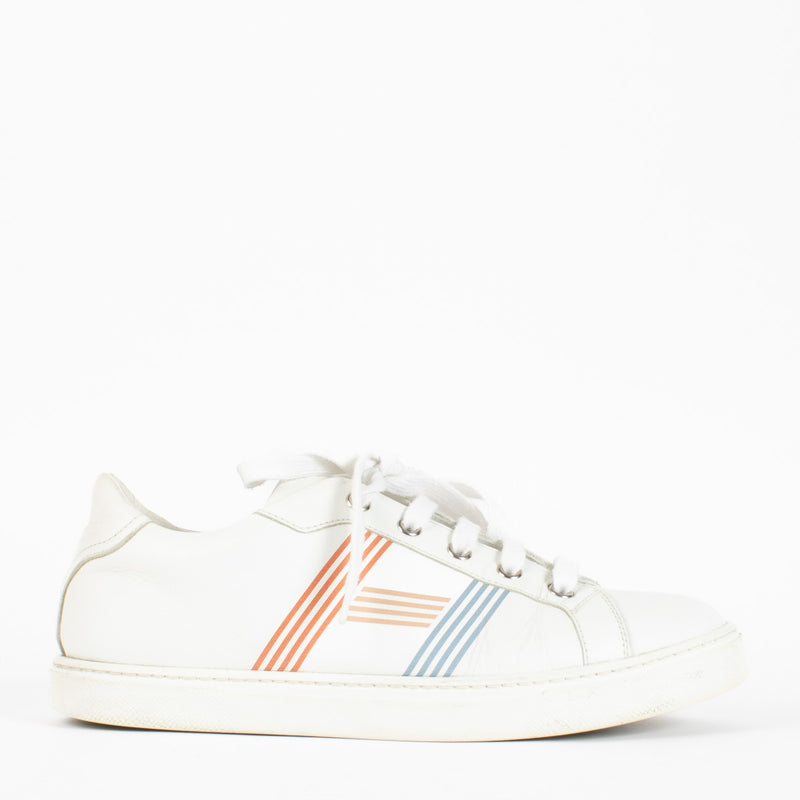 Explore these pre-loved Hermès White Sneakers in size 37.5, crafted in smooth calfskin leather. A sleek and sophisticated essential, now available at Labellov – your trusted destination for luxury fashion in Antwerpen and Knokke.