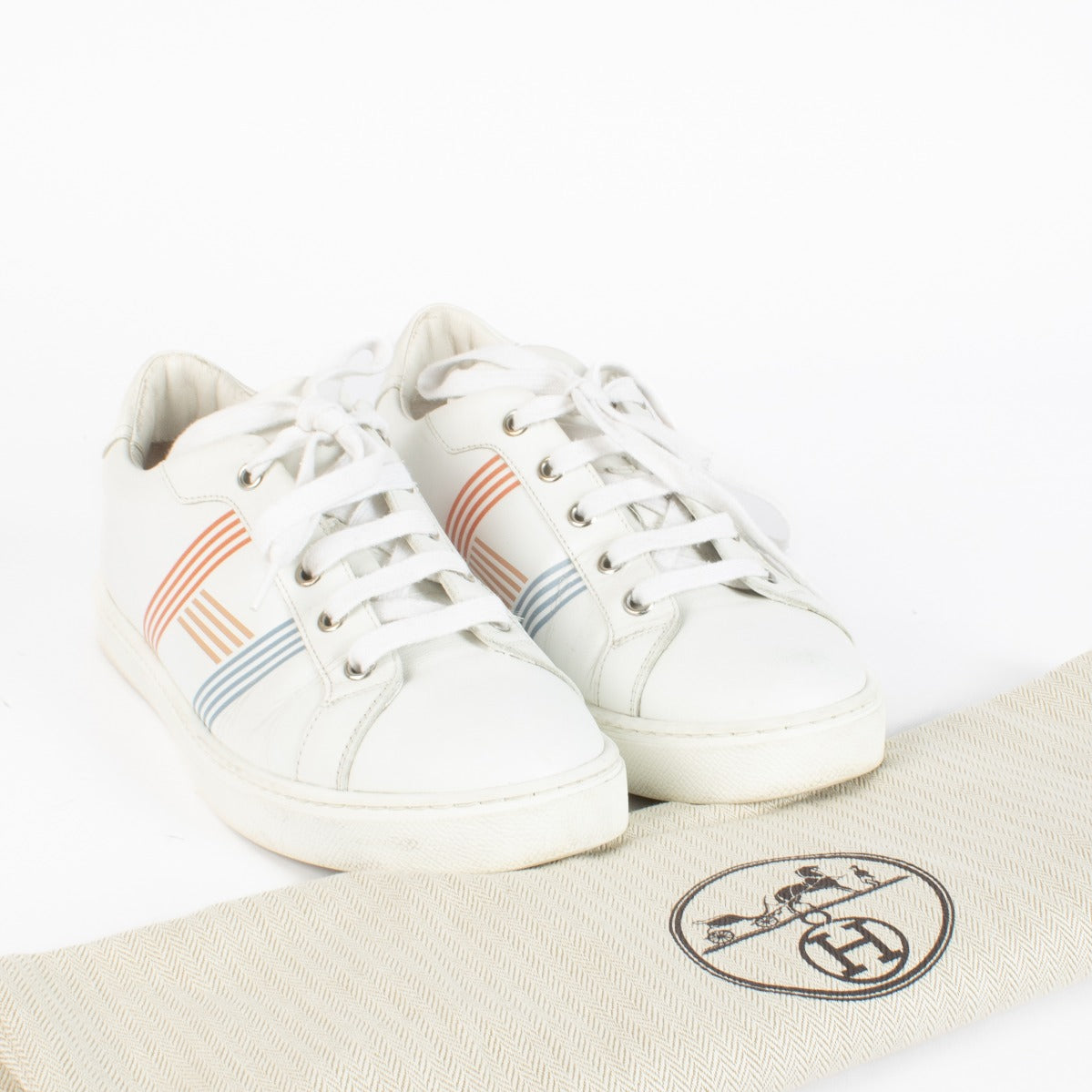 Explore these pre-loved Hermès White Sneakers in size 37.5, crafted in smooth calfskin leather. A sleek and sophisticated essential, now available at Labellov – your trusted destination for luxury fashion in Antwerpen and Knokke.