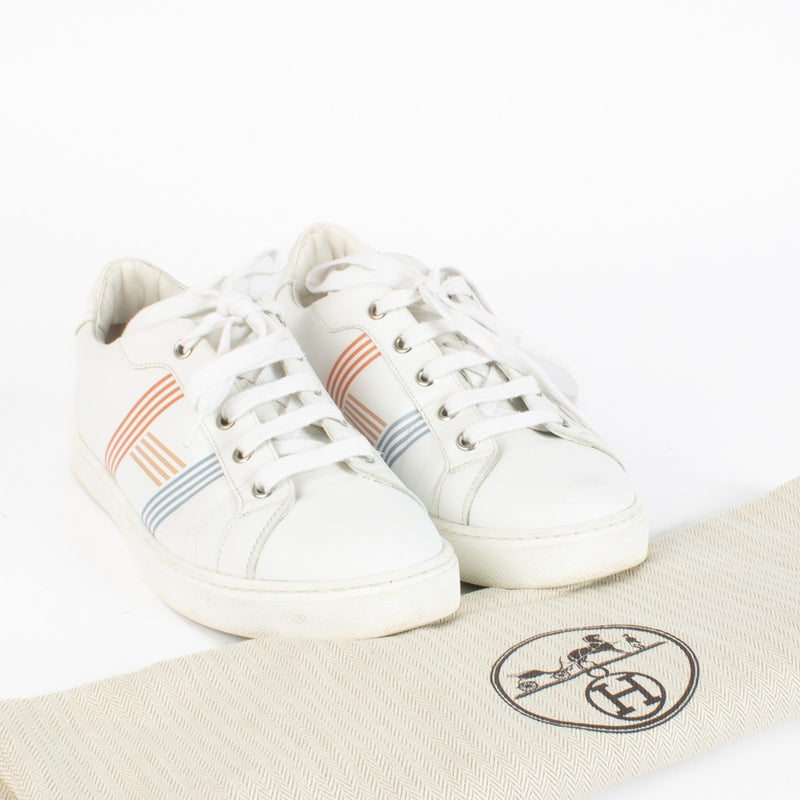 Explore these pre-loved Hermès White Sneakers in size 37.5, crafted in smooth calfskin leather. A sleek and sophisticated essential, now available at Labellov – your trusted destination for luxury fashion in Antwerpen and Knokke.