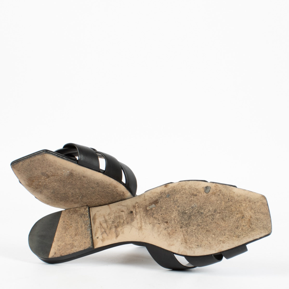 Shop pre-loved Saint Laurent Black Sandals in size 37.5 – featuring a sleek leather finish and timeless stiletto silhouette. Available now at Labellov, your trusted source for luxury designer shoes in Antwerpen and Knokke.