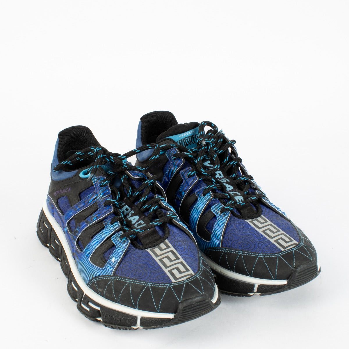Shop pre-loved Versace Blue Sneakers in size 42, crafted in leather with bold detailing. Discover this statement piece at Labellov – your trusted source for luxury designer footwear in Antwerpen and Knokke.