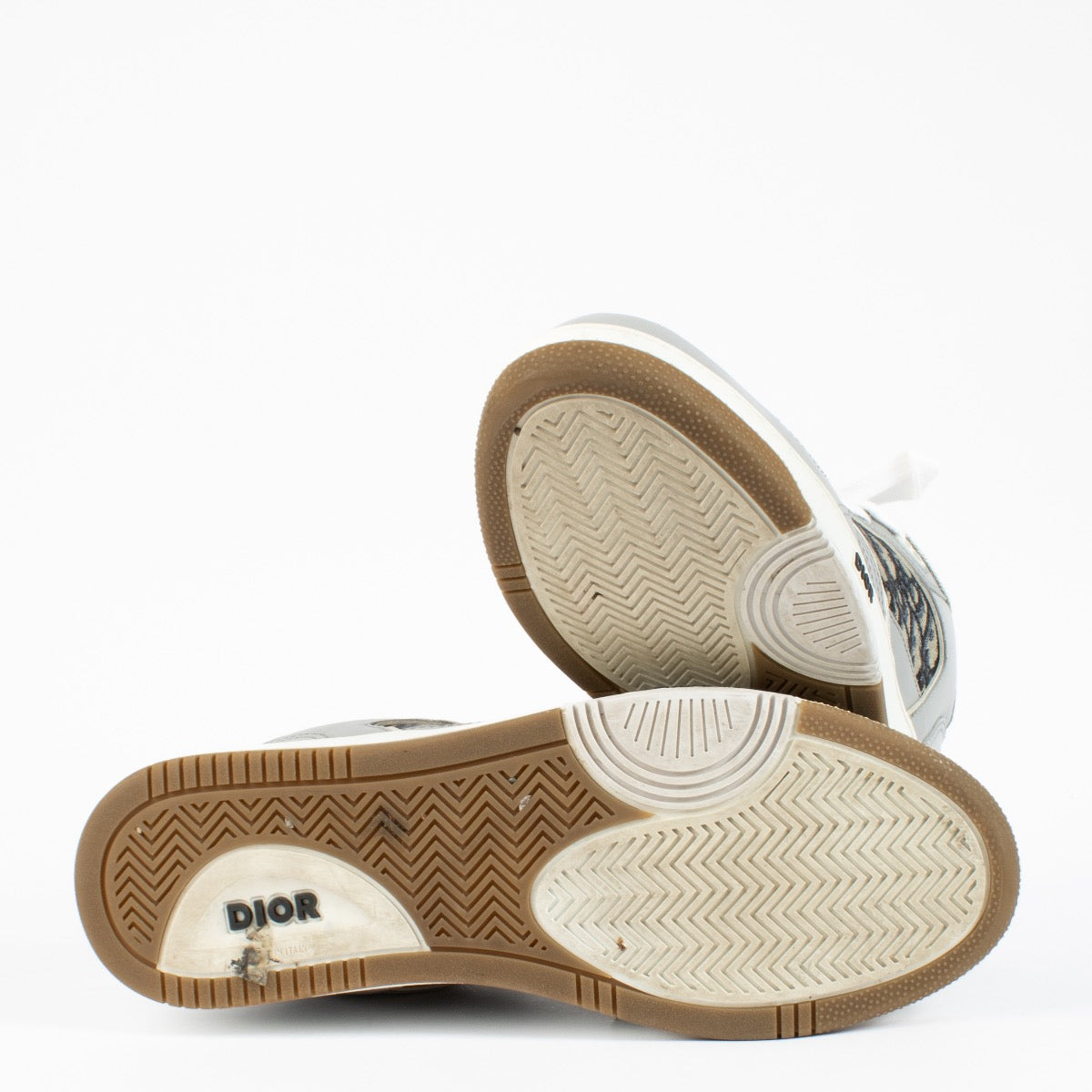 Shop safe online at Labellov in Antwerp, Brussels and Knokke these 100% authentic second hand Dior Grey B27 Uptown Sneakers