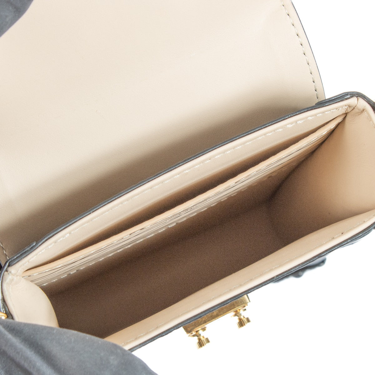 The Louis Vuitton Monogram Pochette Trunk Verticaleis a compact yet statement-making bag, featuring Monogram canvas, gold-tone hardware, and a signature S-lock closure for a vintage-inspired look. Shop now on Labellov.com.