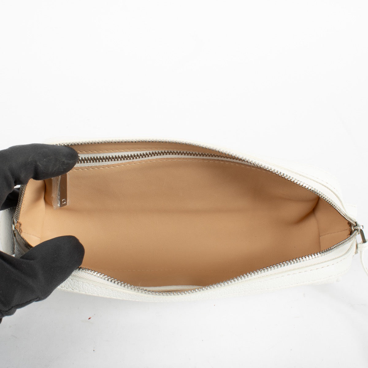 Shop the Delvaux White Leather Pouch second hand on Labellov.com