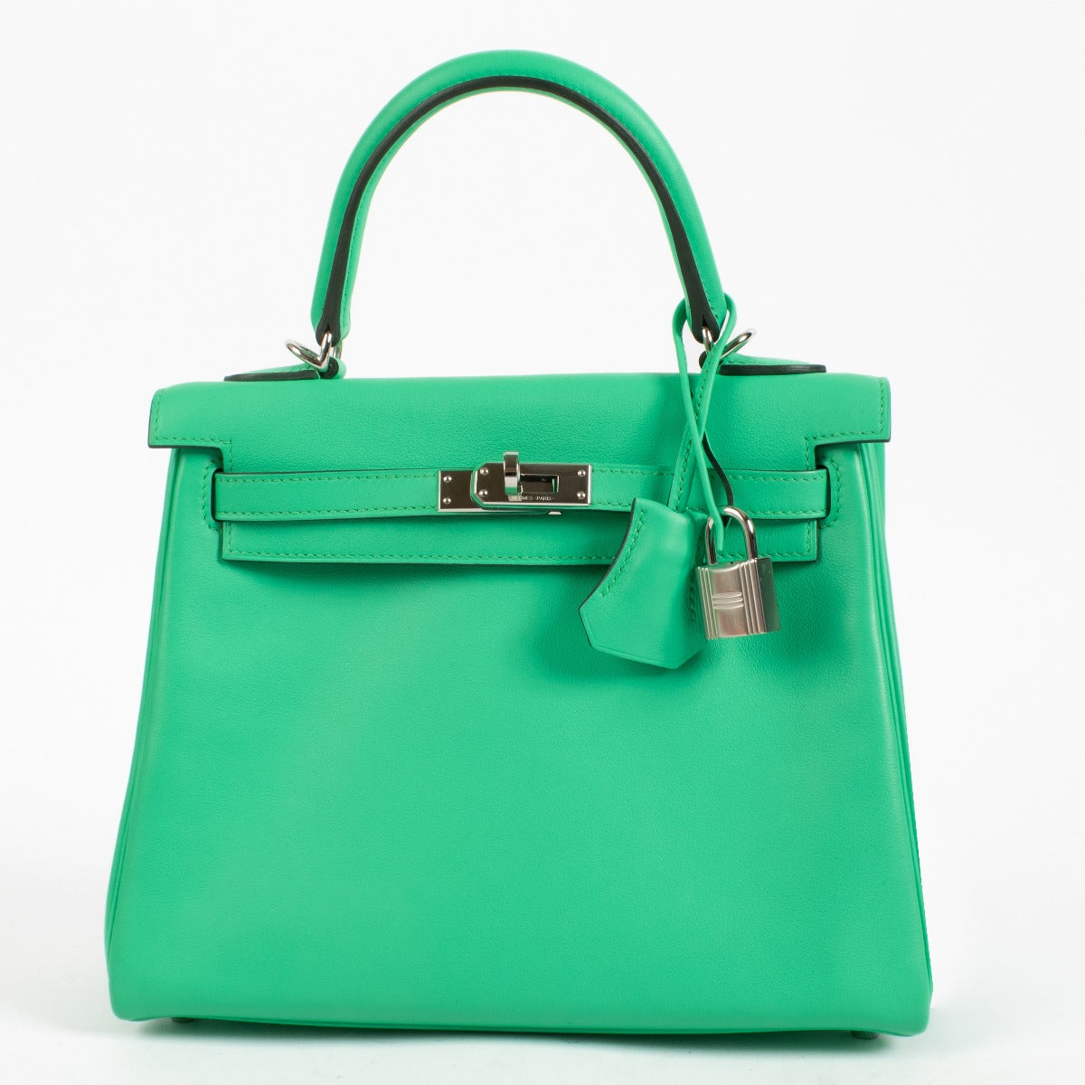 Shop authentic second hand 2023 Hermès Kelly 25 Vert Comics Swift PHW on www.labellov.com