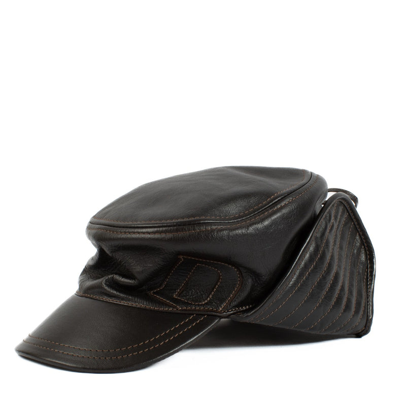 This Delvaux cap is a charming accessory featuring distinctive stitching, perfect for enhancing a simple outfit with a touch of elegance. Shop now on Labellov.com.