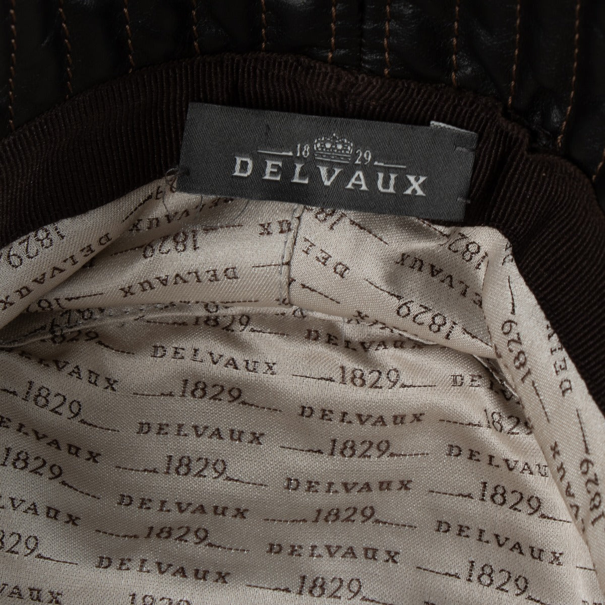 This Delvaux cap is a charming accessory featuring distinctive stitching, perfect for enhancing a simple outfit with a touch of elegance. Shop now on Labellov.com.