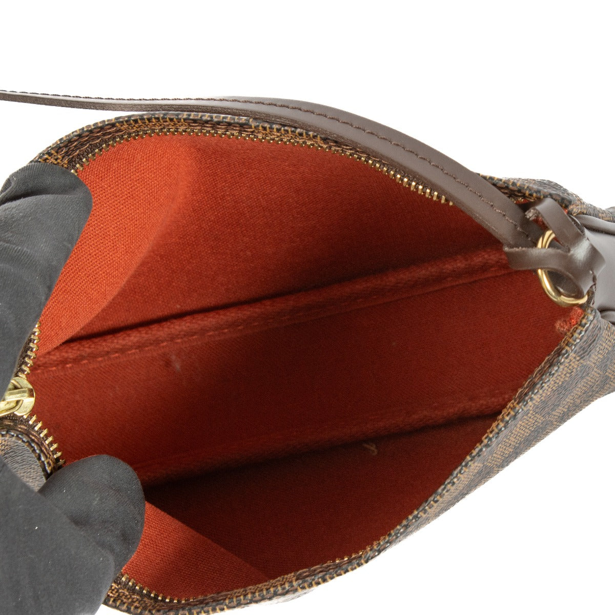 Louis Vuitton Pochette Damier in very good state. Buy now on Labellov.com.