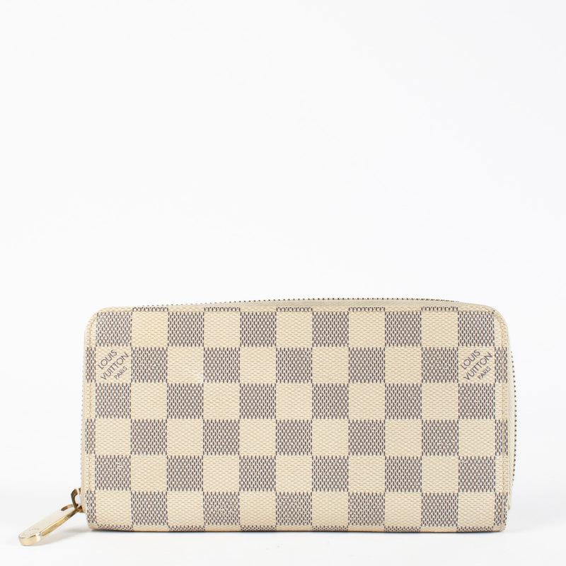 This item is in very good pre-loved condition, with minor signs of use on the zipper pull and edges. The interior is clean and well-preserved, showing light wear consistent with gentle use. Hardware remains bright and functional.