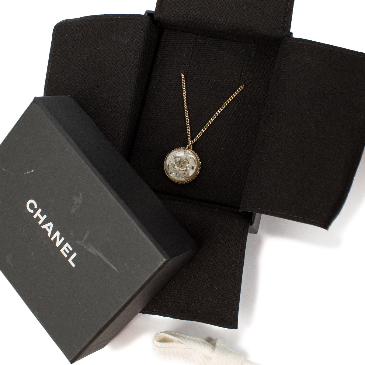 Authentic second hand Chanel 12A CC Necklace on Labellov.com