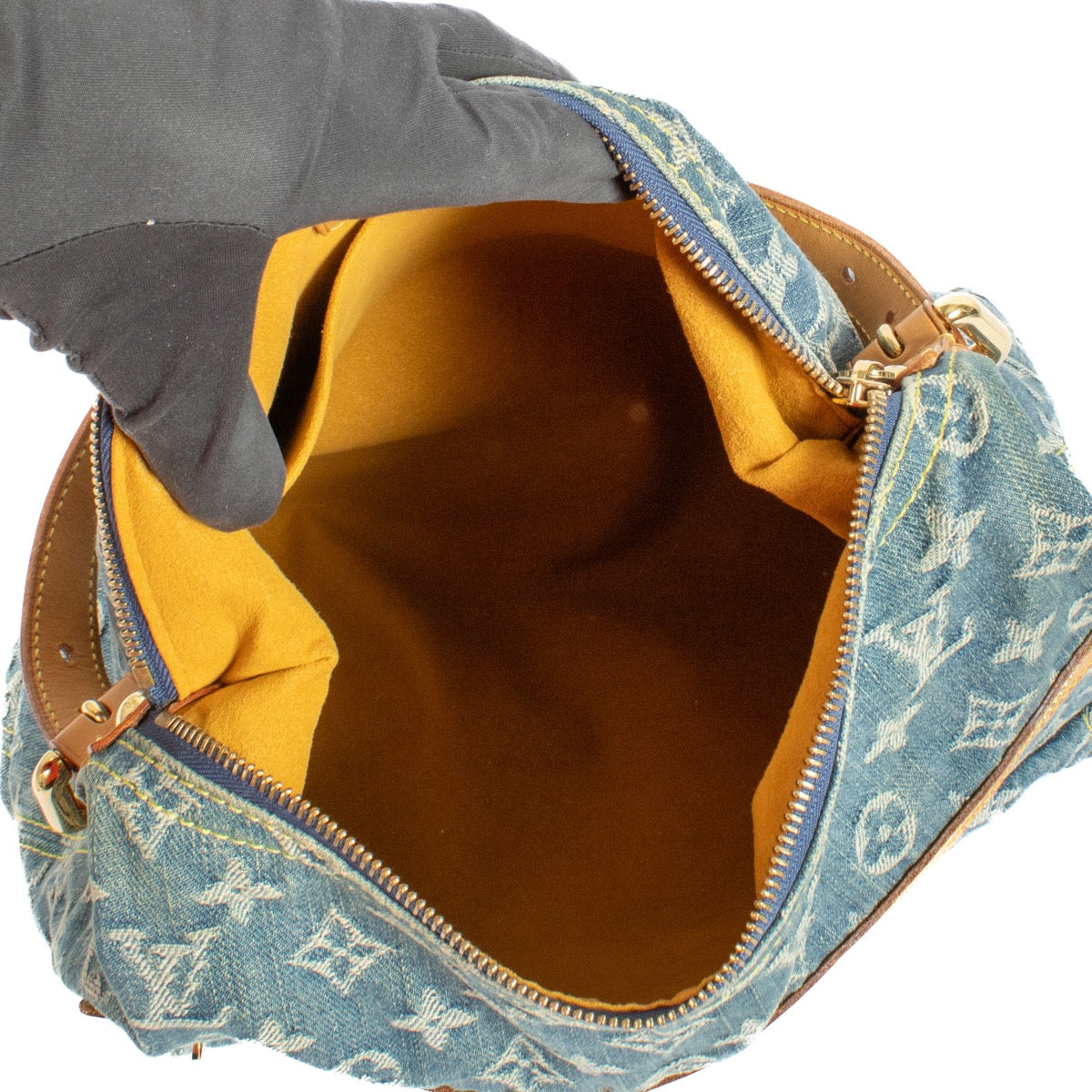 Shop safe online at Labellov in Antwerp, Brussel and Knokke this 100% authentic second hand Louis Vuitton Monogram Denim Baggy GM