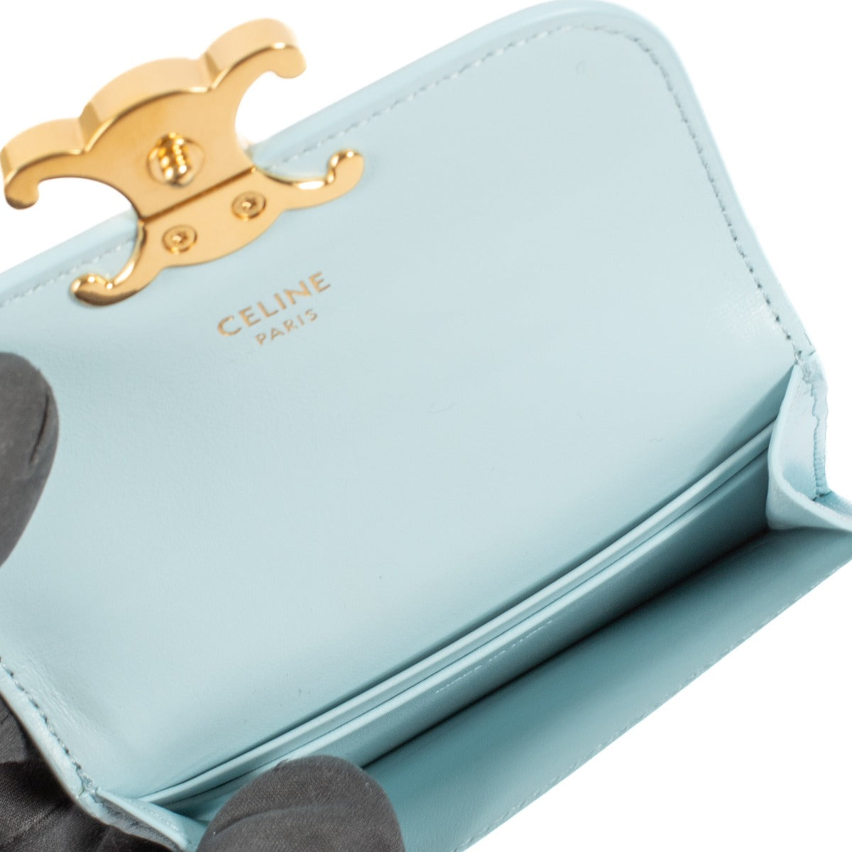 Shop safe online at Labellov in Antwerp, Brussels and Knokke this 100% authentic second hand Celine Blue Shiny Calfskin Card Holder. Veilig online tweedehands authentieke Céline kaartenhouder kopen bij Labellov