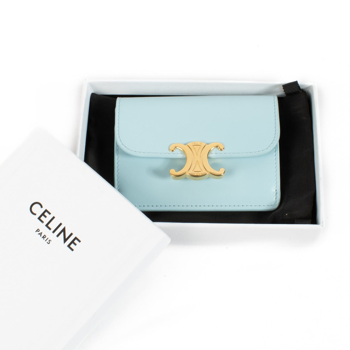 Shop safe online at Labellov in Antwerp, Brussels and Knokke this 100% authentic second hand Celine Blue Shiny Calfskin Card Holder. Veilig online tweedehands authentieke Céline kaartenhouder kopen bij Labellov