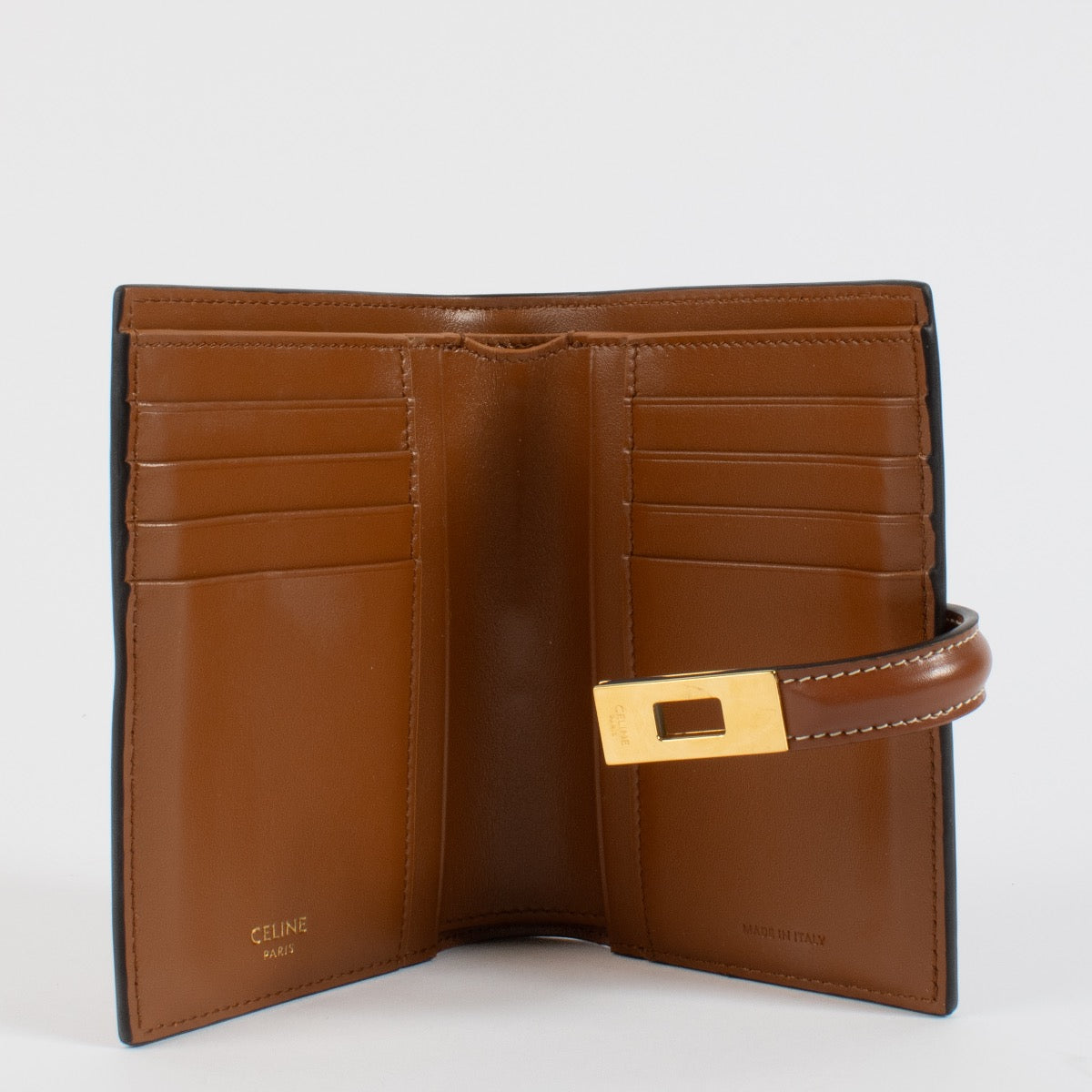 Shop safe online at Labellov in Antwerp, Brussels and Knokke this 100% authentic second hand Celine Tan 16 Coin Purse Wallet